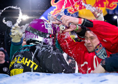 Vladislav Kurshev onnittelee kun Mirko Lahti voittaa Red Bull Grashed Ice alamäkiluistelukilpailun 20.1.2017. Laajavuori, Jyväskylä
