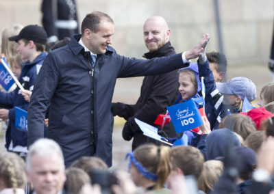 Islannin presidentti Guðni Thorlacius Jóhannesson heitti läpyjä lasten kanssa Suomi 100 valtiovierailulla 1.6.2017 Helsinki.