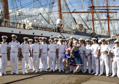 Mimmy Snowflake ja Mindy Mad Magnolia poseeraavat merimiesten kanssa Sedov aluksen edessä Meripäivillä 13.7.2017. Tall Ship Race, Kotka.